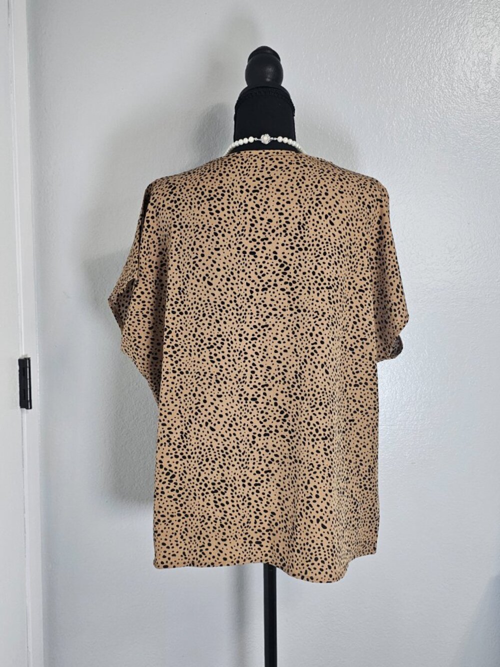 Unbranded Tan & Black Animal Print Women's V-Neck Blouse - Size Medium NEW - Picture 3 of 5
